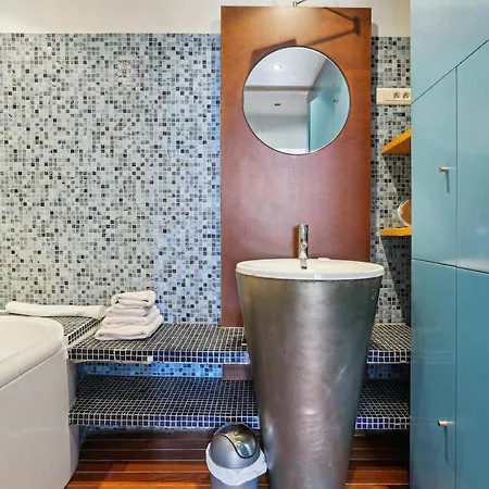 Place Contrescarpe 2 Bedroom Flat * Paris