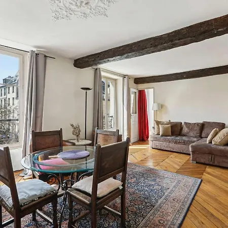 Place Contrescarpe 2 Bedroom Flat Paris